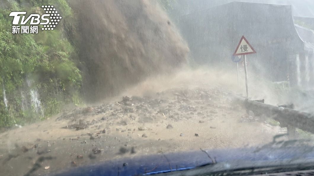 仁愛鄉多處道路出現泥流。（圖／中央社）