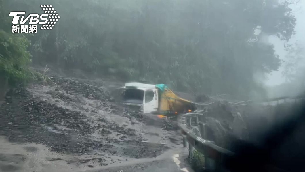 雨炸南投仁愛鄉 土石流掩埋貨車、邊坡沖泥水瀑布