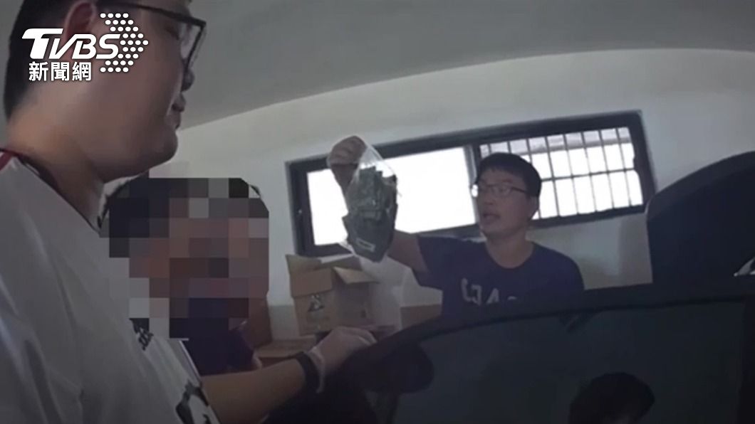 警方在車庫內搜出大量毒咖啡包。（圖／TVBS）