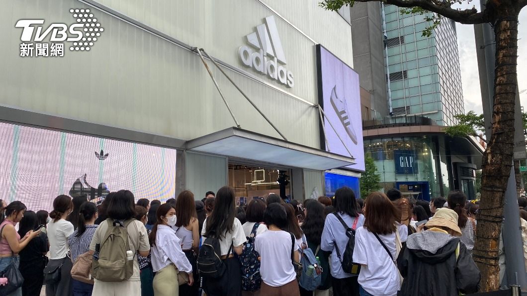 信義區的活動現場有上千粉絲爭睹李俊昊現身。(圖/林坤緯攝)