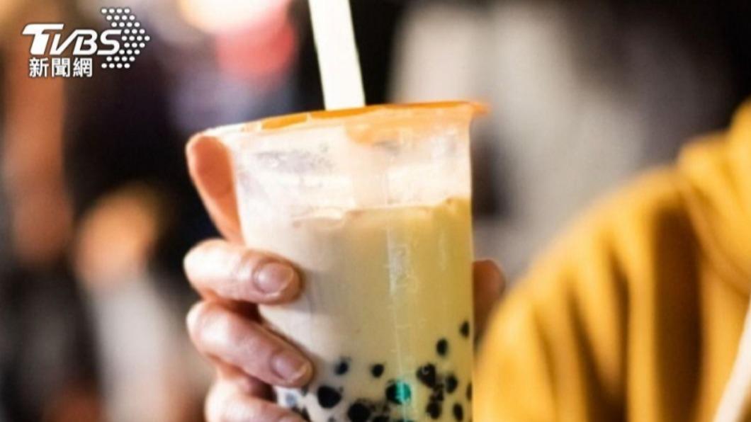 彰化飲料店夫妻兩人鞠躬致謝前來排隊的民眾,許多人紛紛留言加油打氣。(示意圖/shutterstock 達志影像)