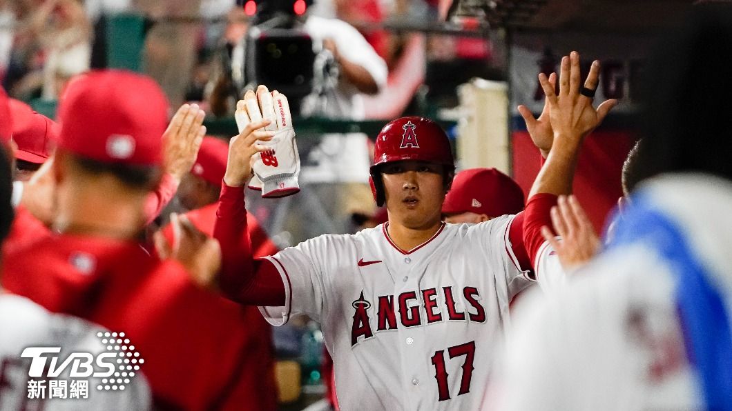 大谷翔平因抽筋提前卸下投手任務,卻隨即替球隊跑回一分。(圖/達志影像美聯社)