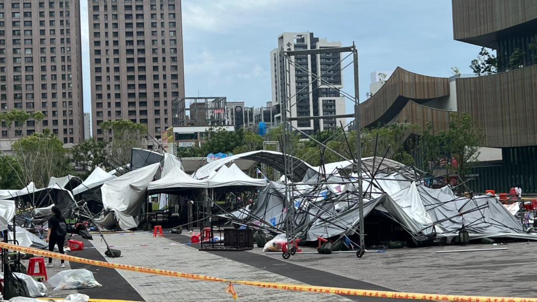 桃園啤酒節舞台遭颱風摧毀。(圖/翻攝自許家睿臉書)
