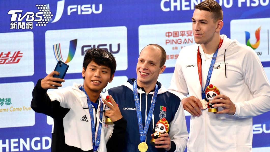 王星皓獲得男子200公尺混合銀牌，和其他選手開心合影。（圖／胡瑞麒攝）