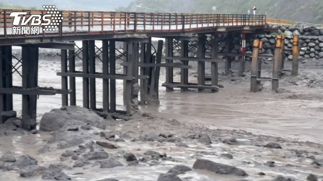 明霸克露橋鋼便橋遭土石流沖毀 高雄桃源區3里慘成孤島