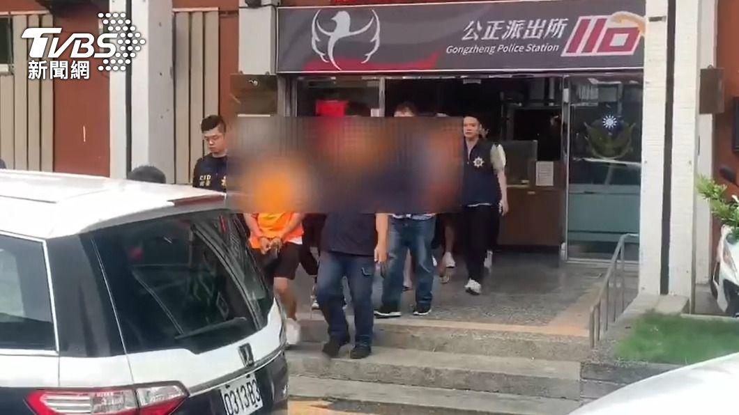 警方在颱風前夕循線逮捕朱男在內等12名黑幫成員。(圖/TVBS)