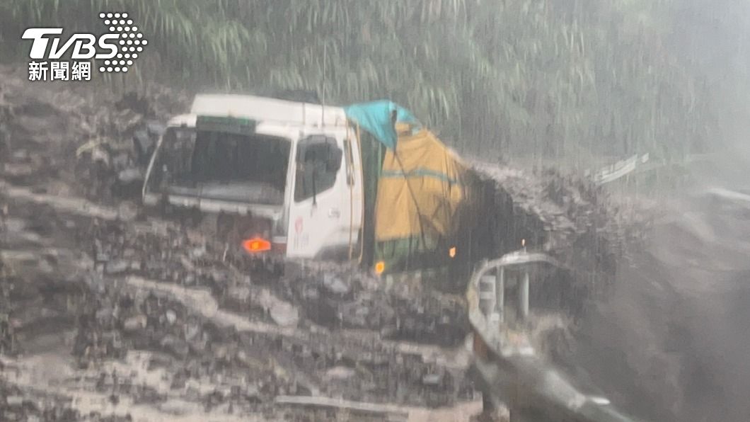 卡努影響雨彈襲南投!仁愛鄉「這兩地」炸出泥流 小貨車動彈不得