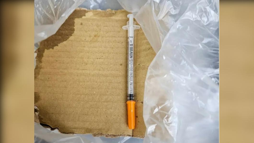 嚇壞!衰男搭火車竟被座縫針頭扎到 醫護急要他去檢查