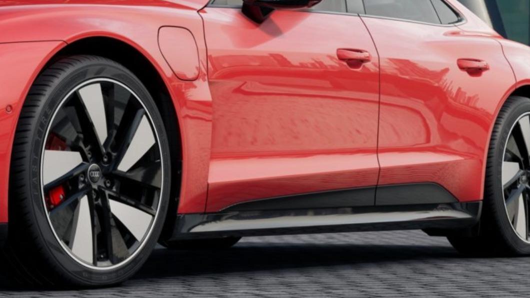 RS e-tron GT的Carbon Edition改至21吋輪圈造型。(圖/Audi提供)