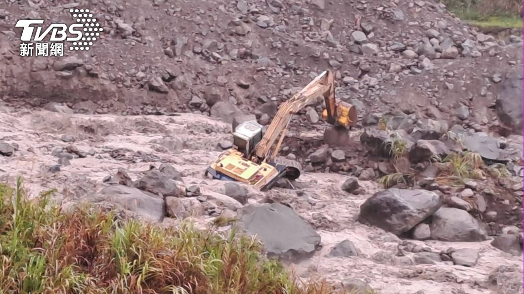 嘉義山區暴雨下不停 疏濬怪手「故障卡河道」險象環生