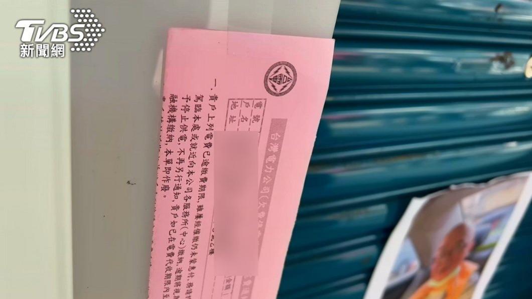 該補習班年初驚傳倒閉，門口甚至被貼上欠繳電費通知、且家長也未收到退款。（圖／TVBS）