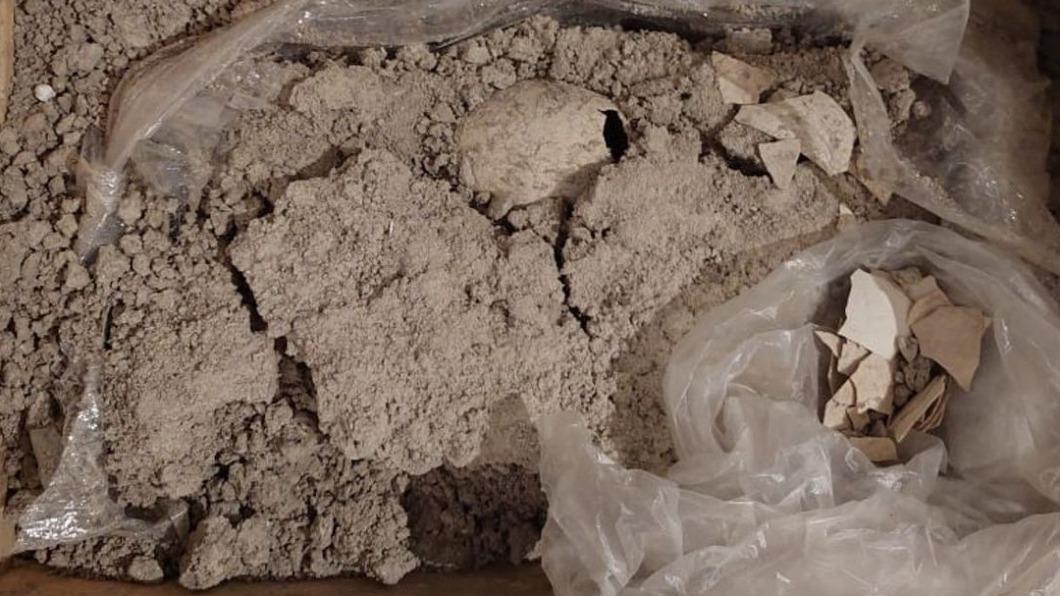 墨西哥建造中的費利佩安赫萊斯機場施工工地挖出一顆古老的紅鸛蛋化石。（圖／翻攝自@Reuters推特）