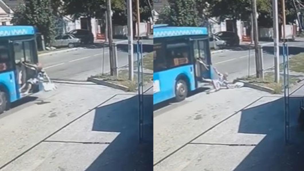 公車半路突開門!俄婦「後仰摔車外」 頭重擊水泥尖角濺血
