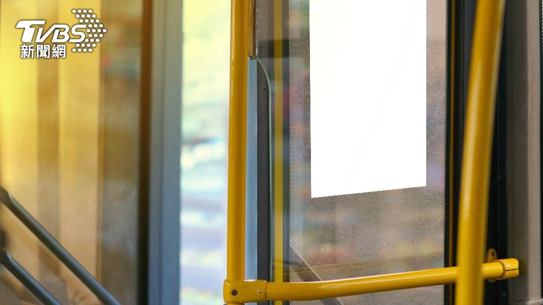 站在公車門便容易發生意外。(示意圖/Shutterstock達志影像)