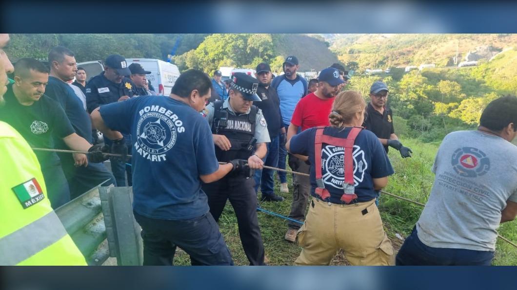 墨西哥巴士跌落山溝發生車禍,釀成至少18人死亡。(圖/翻攝自@Guardia Nacional推特)