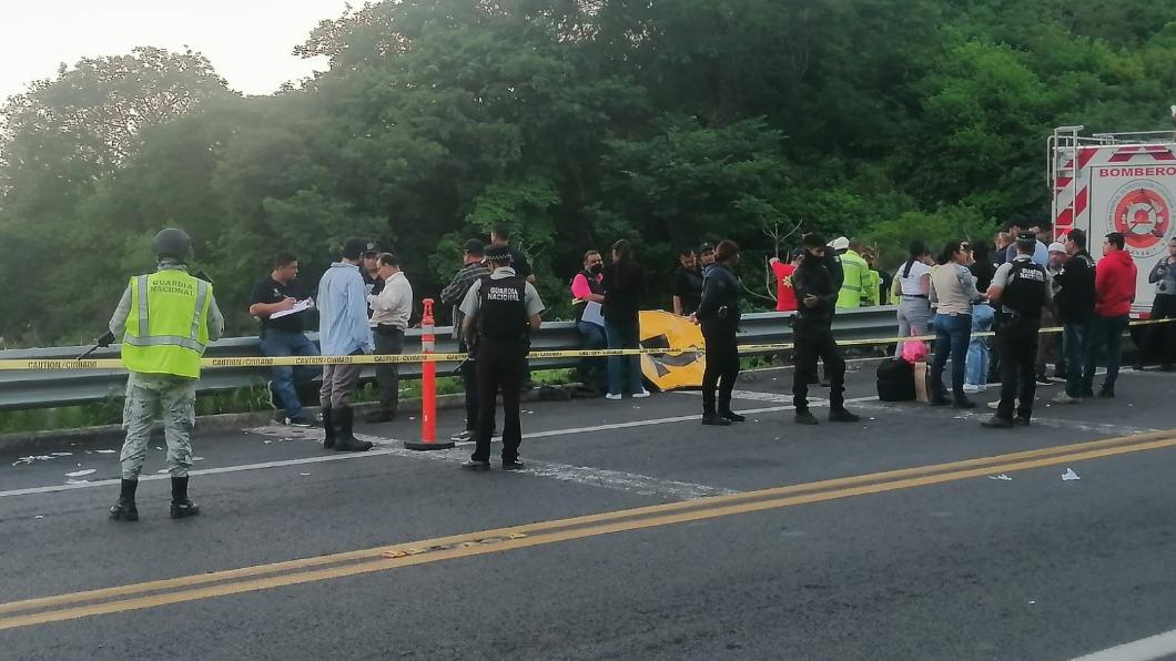 墨西哥巴士跌落山溝發生車禍,車上40多名乘客,大多都是海外人士。(圖/翻攝自@Guardia Nacional推特)