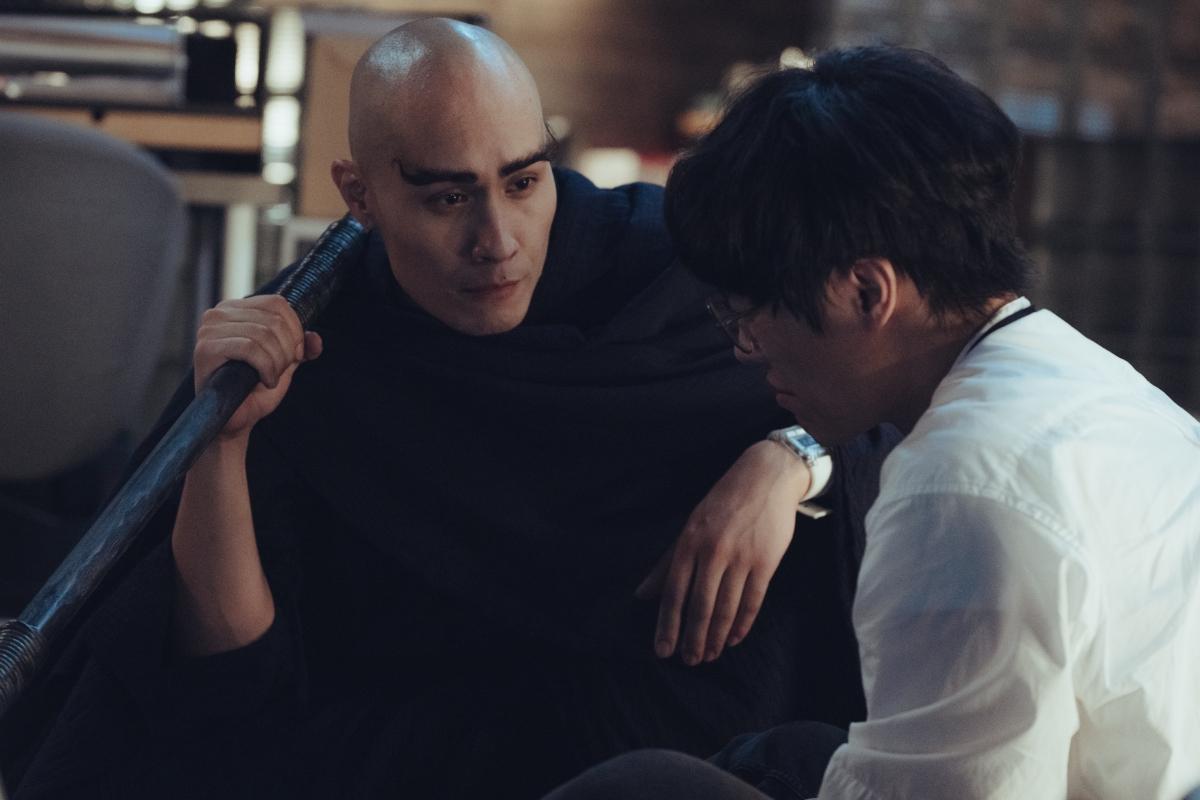黃宣在《他馬克老闆》飾演的死神,如同《阿拉丁》神燈精靈現身之後,居然一反過往死神的樣子,還叫馬克喊他「阿死」。(圖/氧氣電影提供)。(圖/華映提供)