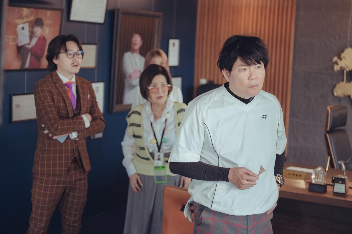 曾國城在《他馬克老闆》片中飾演老闆BOSS,與恬娃、旺福小民時常出各種鬼點子。(圖/氧氣電影提供)