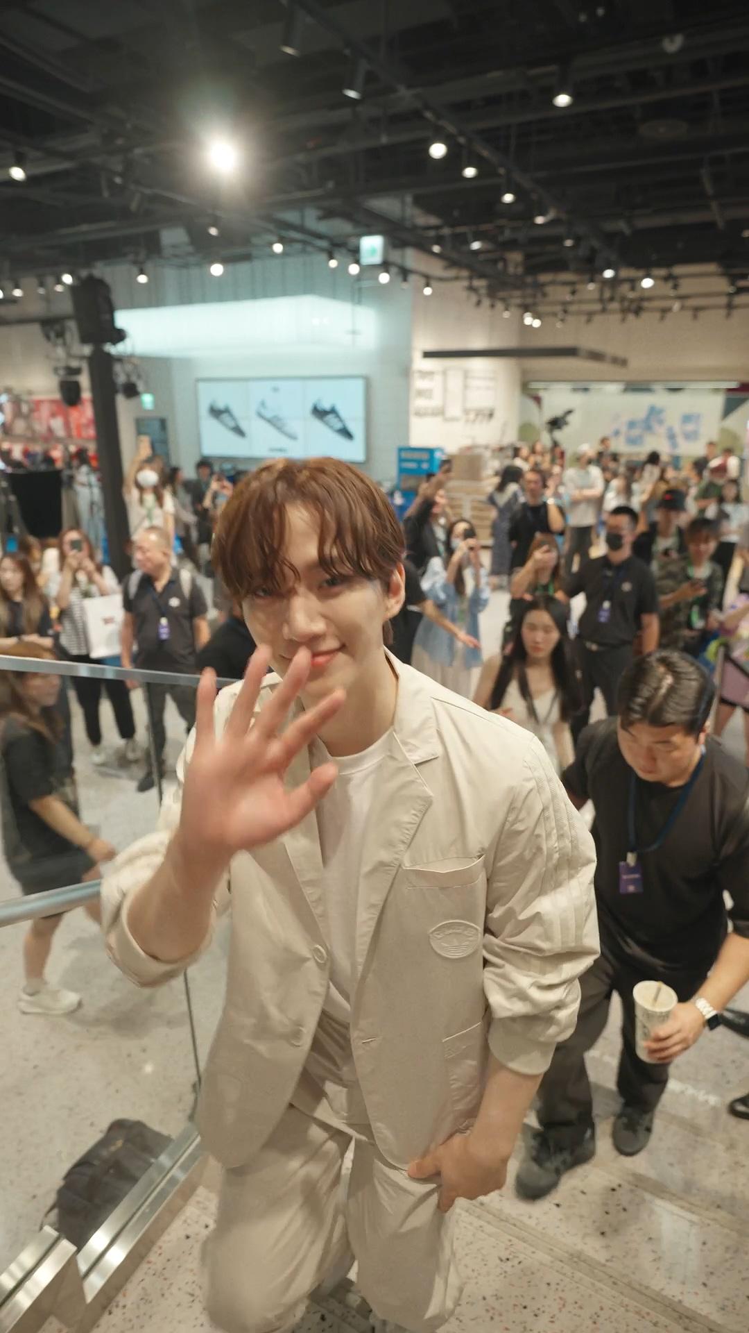 李俊昊在adidas的店內到處逛逛走走。(圖/adidas Originals提供)