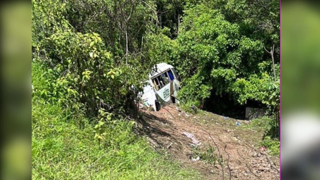 有片／疑似駕駛超速飆車　墨西哥巴士跌落山溝釀18死