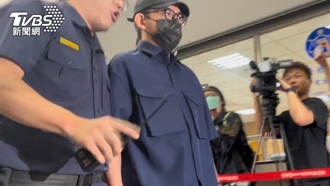 黃子佼到案說明。(圖/曾健銘攝)