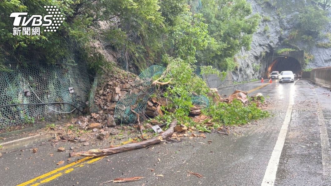 台8線道路邊坡坍方。(圖/警方提供)
