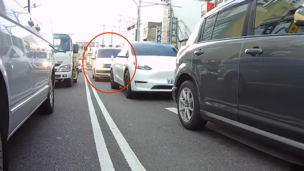 禮讓救護車收罰單！車主怒「科技執法擾民」　警認錯道歉了