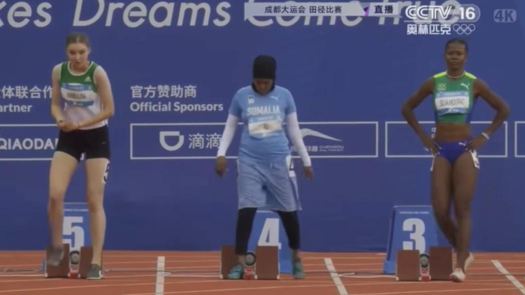 索馬利亞短跑選手阿布卡(中間藍衣),在成都世大運100公尺跑出21秒成績,讓眾人傻眼。(圖/翻攝自Larry Madowo粉專)
