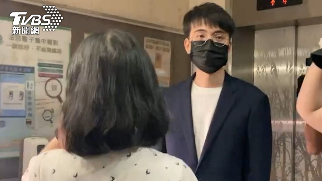 黃子佼委任律師黃世剛。（圖／黃城碩攝）