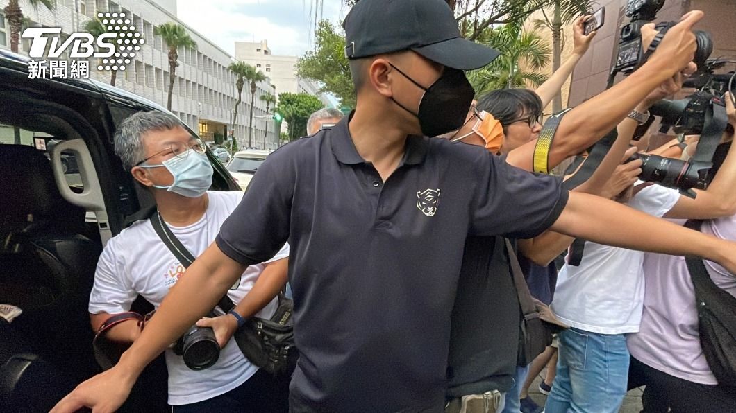 孟耿如於檢警搜索訊問時都陪同在旁，直到黃子佼前往地檢署複訊才由五名保鑣陪同。（圖／李昱菫攝）