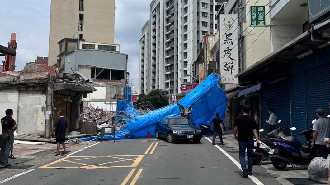 竹北鷹架倒塌重砸轎車 內行網只關心隔壁:不要傷害魯肉飯