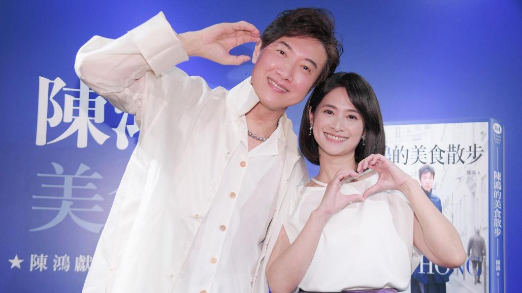 主播侯乃榕(右)力挺陳鴻(左)。(圖/商周出版提供)