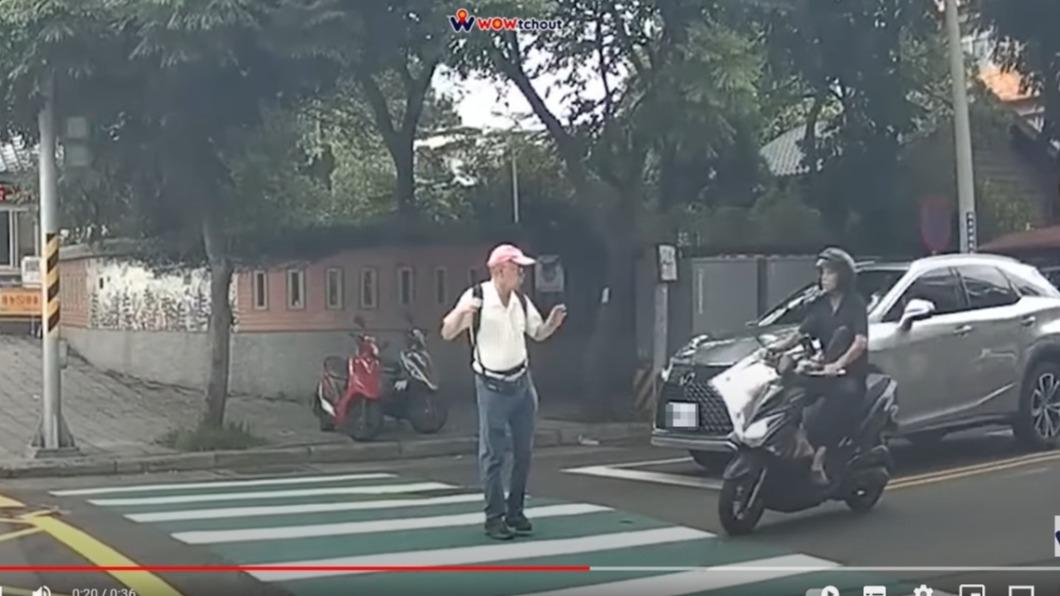 機車逆向違規還罵人!爺爺過馬路「連嚇2次」委屈回頭看