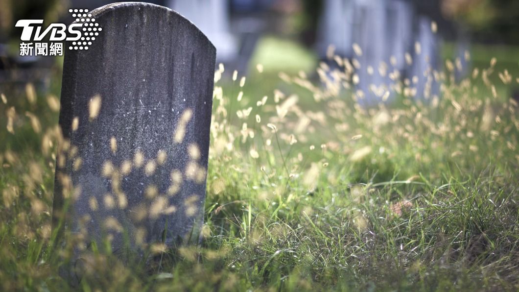 家人一同將哥哥遺骨遷出後安排儀式火化再行安葬。（示意圖／Shutterstock達志影像）