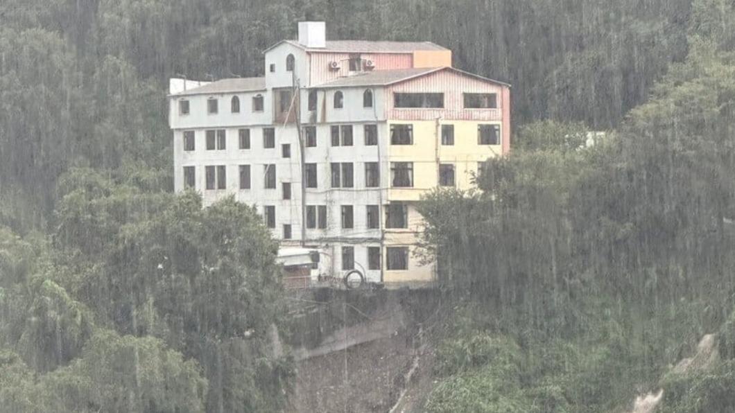 南投暴雨土石流！麗來飯店恐「整棟崩塌」　地基掏空驚悚畫面曝