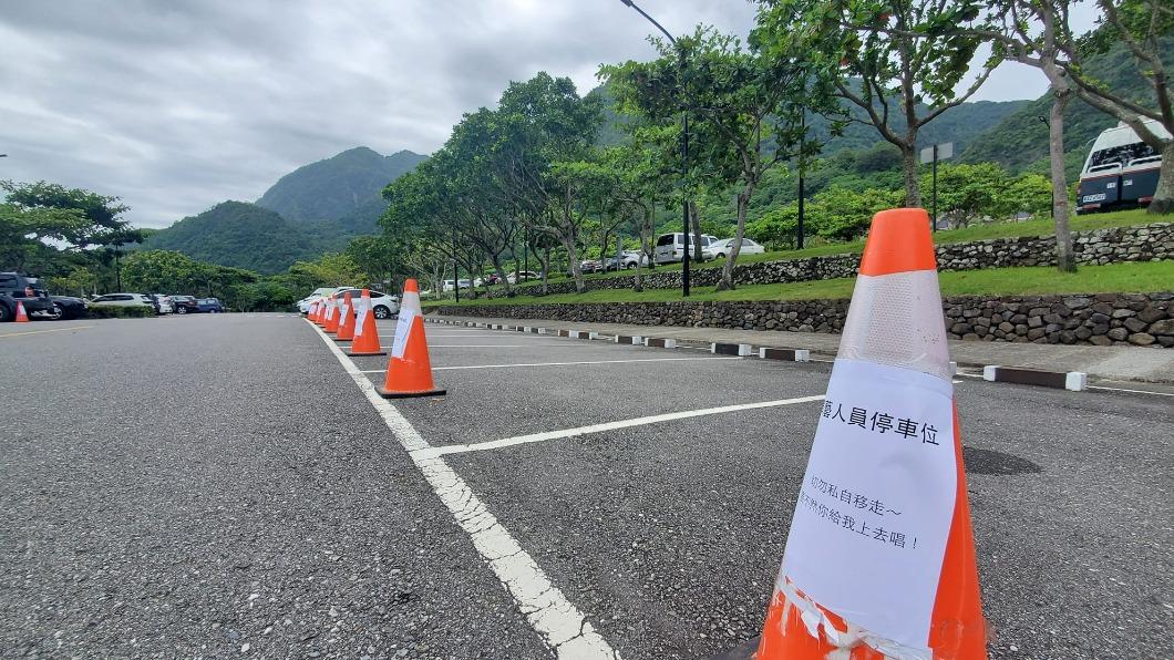 原PO在停車場看見印有「移走就上去唱」字樣的三角錐。（圖／翻攝自「路上觀察學院」臉書）
