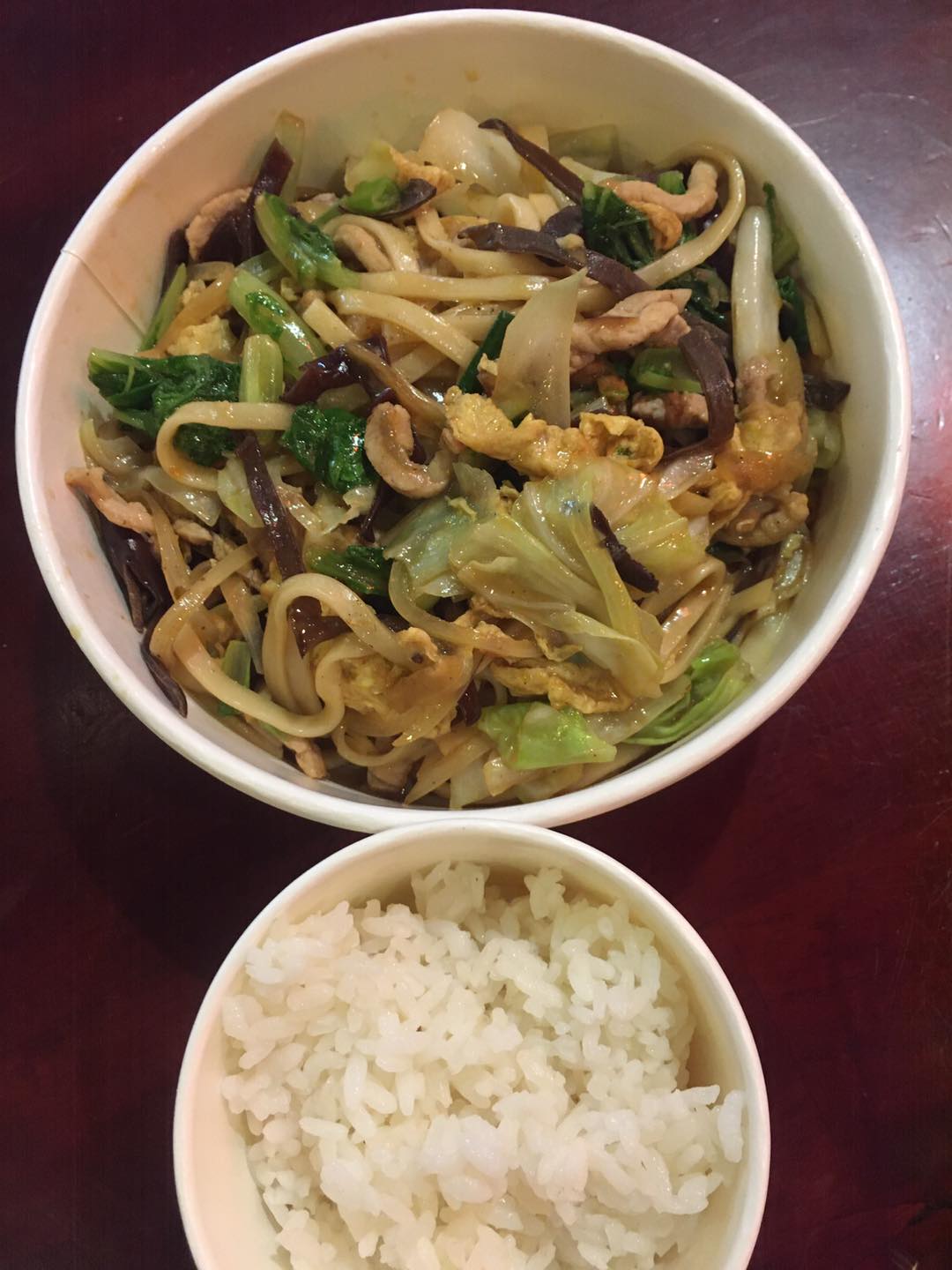 炒麵也是店內經典美味。(圖/翻攝自艋舺阿龍炒飯專門店臉書)