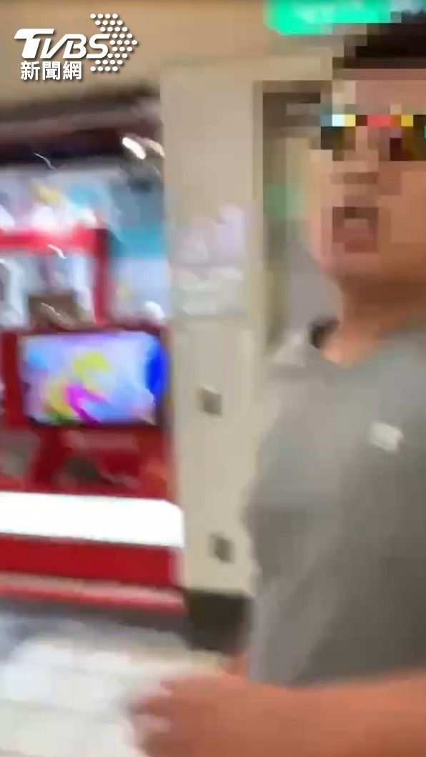 路人拿出手機錄影,遭男子揮拳攻擊。(圖/TVBS)