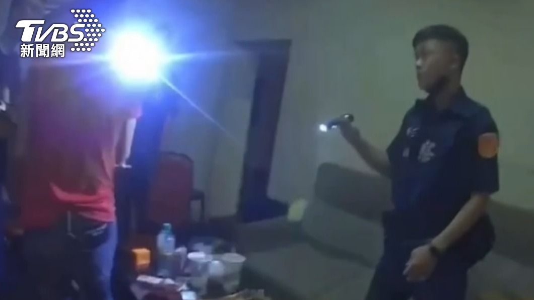 警方到場後鬧事人馬已棄車逃逸 。(圖/TVBS)
