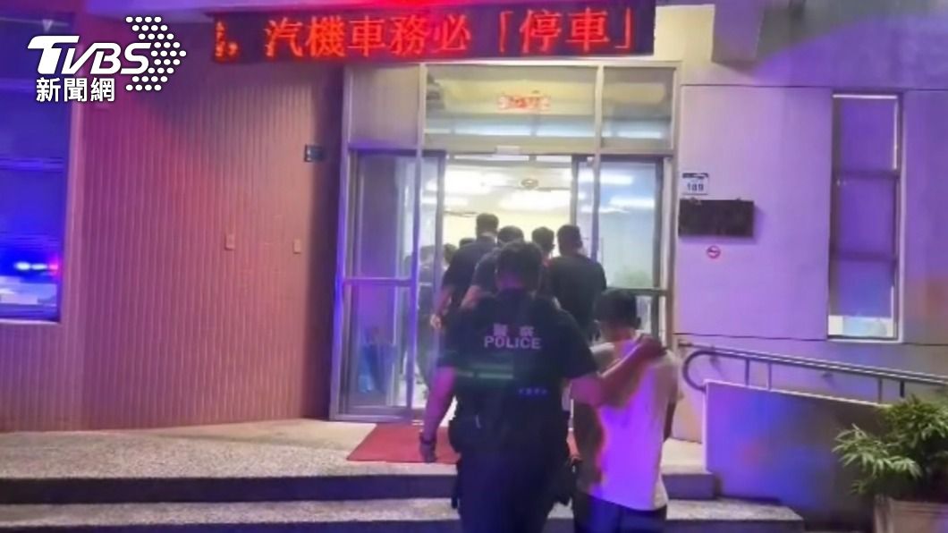警方以車追人帶回主嫌張男及同夥共計9人 。(圖/TVBS)
