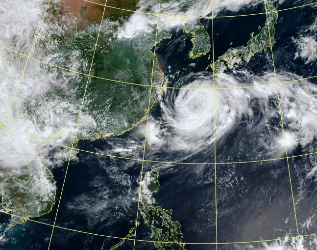 卡努逐漸遠離台灣。(圖/氣象局)