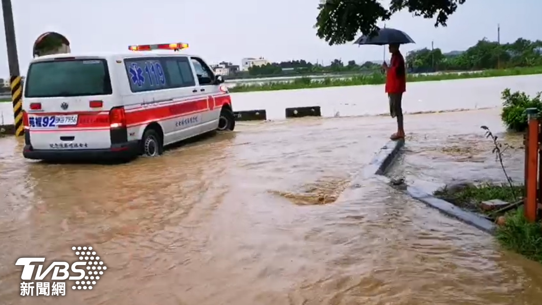 消防車在泥水中載送病患。(圖/TVBS)