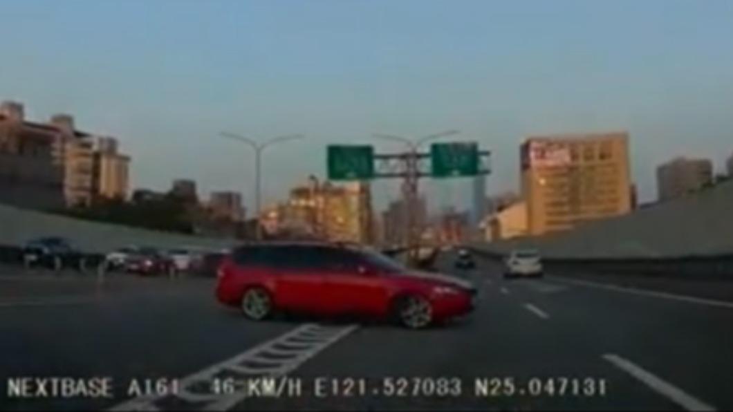不要命！休旅車市民高架逆向迴轉　打雙黃燈就以為合法？