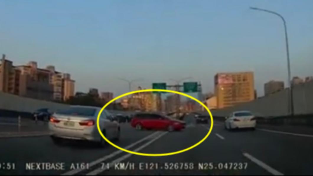 民眾行車紀錄器拍下休旅車違規。(圖/翻攝自WoWtchout-地圖型行車影像分享平台)