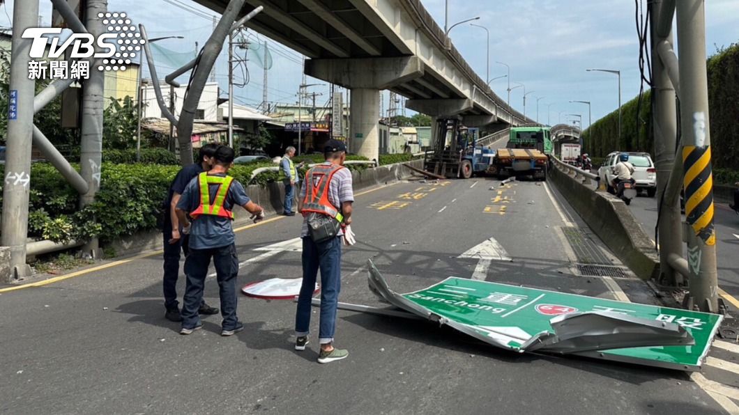 有片/學長夠兇!聯結車載堆高機直衝上環快 路牌掉、鐵架斷