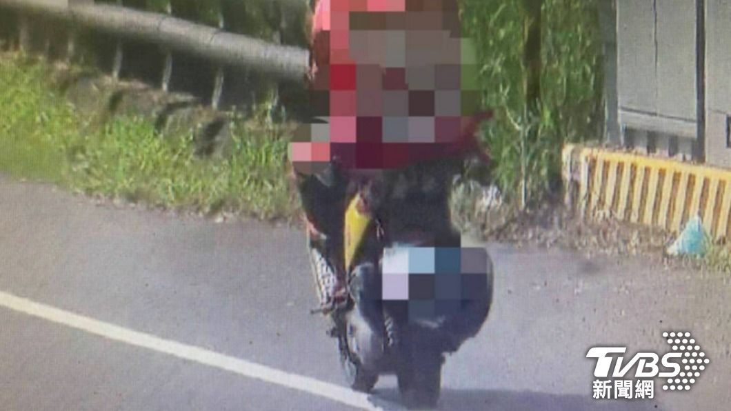 嫌犯逃逸時還會多次變裝,並以口罩遮避重機車車牌。(圖/TVBS)