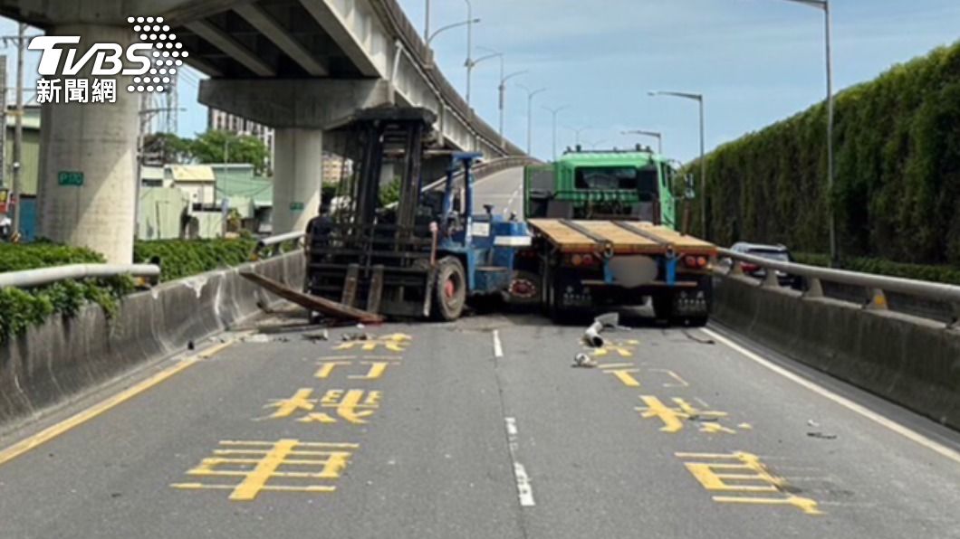 聯結車和堆高機佔據雙線車道。(圖/TVBS)