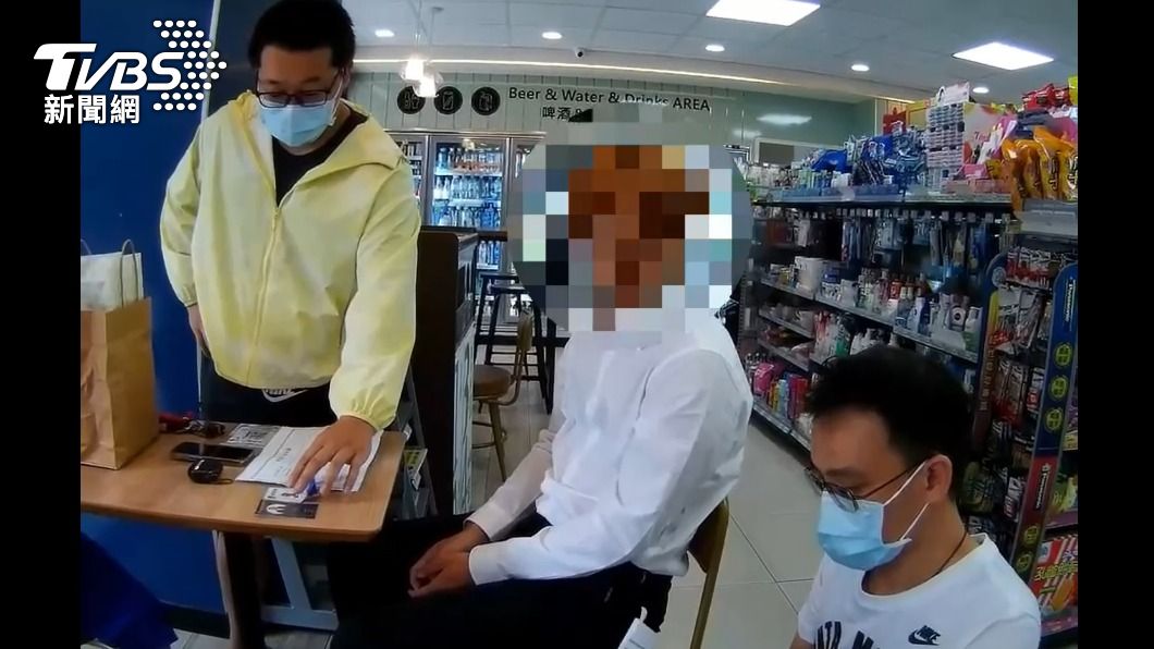 警方逮捕假扮投資理財專員的詐騙車手。（圖／TVBS）