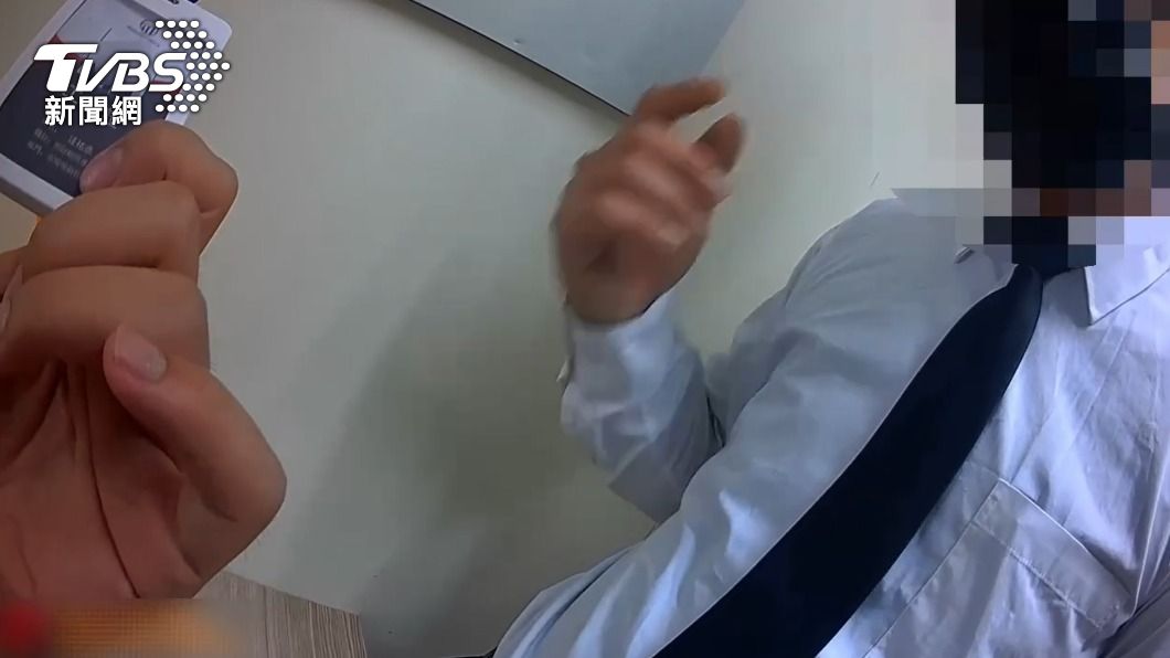 警方逮捕假扮投資理財專員的詐騙車手。(圖/TVBS)