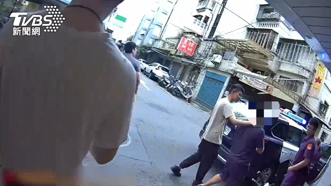 警方逮捕詐騙車手。(圖/TVBS)